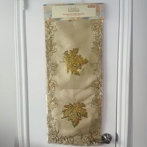 Elegant table runner